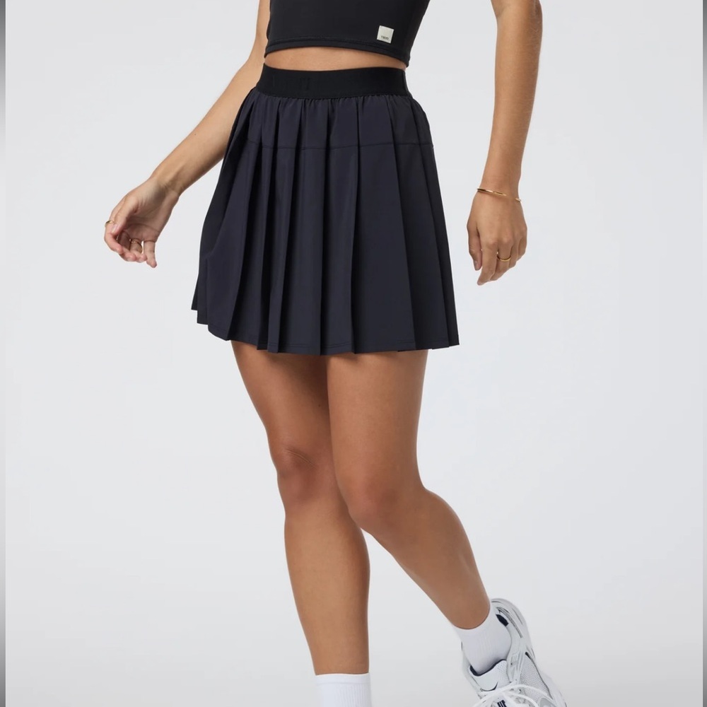NWT Vuori Elevate Clementine Pleated Mini skirt in black size S